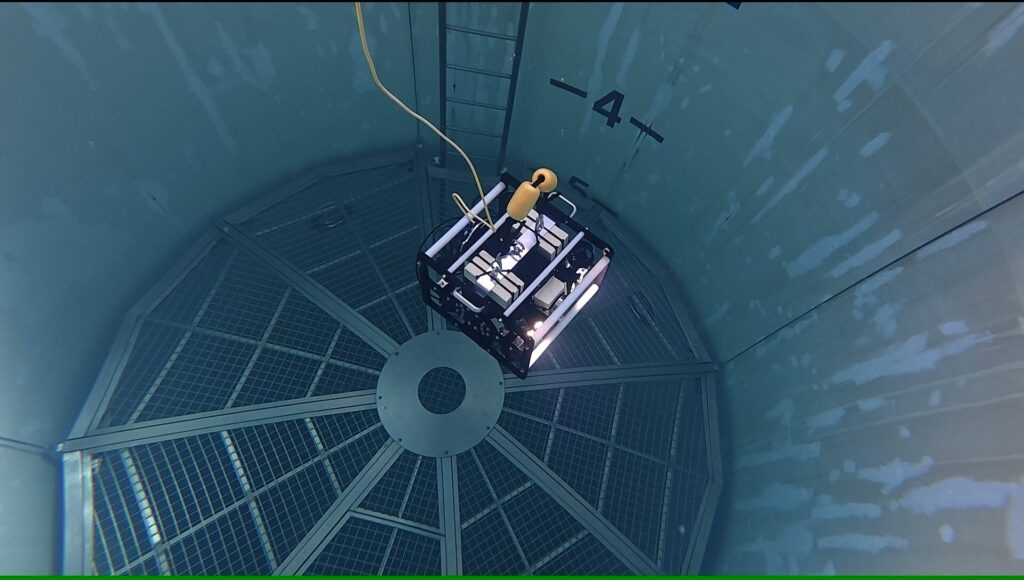 水中ロボット_MizLinx_UUV_プール