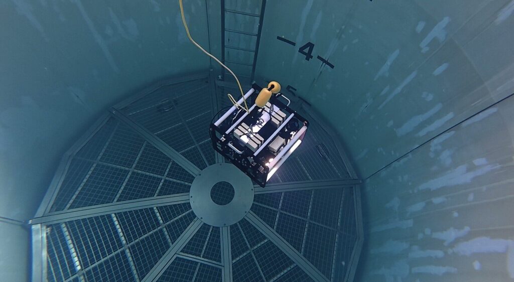 水中ドローン_水中ロボット_MizLinx_UUV_プール
